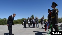 Министр иностранных дел РФ Сергей Лавров в мемориальном комплексе Цицернакаберд, Ереван, 22 апреля 2016 г․ 