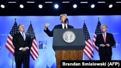Donald Trump (ortada), Mike Pompeo (solda) və milli təhlükəsizlik müşaviri John Bolton (sağda) 