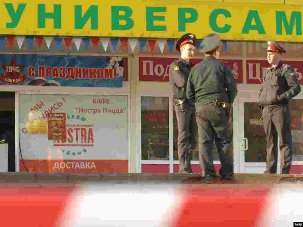 Начальник ОВД "Царицыно" города Москвы Денис Евсюков открыл стрельбу в универсаме "Остров" убив трех и серьезно ранив шесть человек, 27 августа 2009
