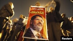 Prezident Muhammad Morsi-nin şəkli əks olunan afişa