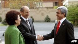 Armenia - Armenian President-elect Serzh Sarkisian (L) shakes hands with former Armenian President Robert Kocharyan (C) and his wife Bella (L) during an inauguration ceremony in Yerevan, 09Apr2008