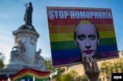 Франція – Демонстрант тримає плакат із зображенням президента Росії Володимира Путіна з написом «Зупиніть гомофобію»
