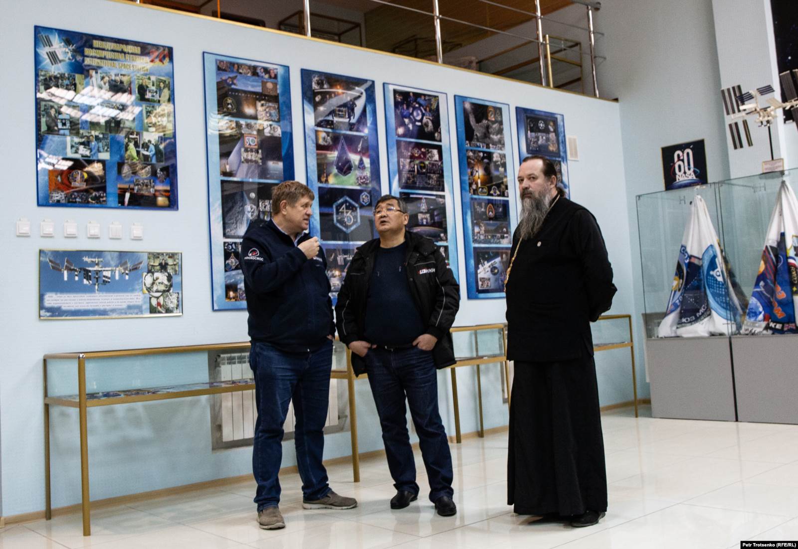 Духовник Роскосмоса отец Сергий (справа). Космодром Байконур, 14 марта 2019 года