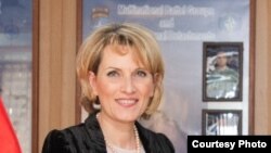 Ministrja e mbrojtjes e Shqipërisë Mimi Kodheli 