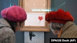 Работа Бэнкси "Любовь в мусорном баке"