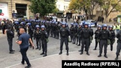 "Рұқсат етілмеген митингі орнында" тұрған полицейлер. Баку, 19 қазан 2019 жыл.