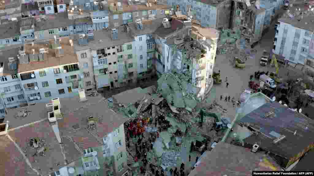 Snimak srušene zgrade iz vazduha