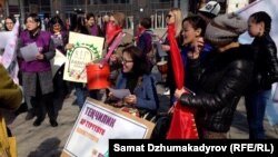 Участники марша за права женщин в Бишкеке. 8 марта 2017 года. 