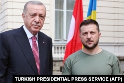 Ukrayına prezidenti Volodımır Zelenskıy (sağdan) ve Türkiye prezidenti Recep Tayyip Erdoğan Lviv körüşüvinde, 2022 senesi avgustnıñ 18-i