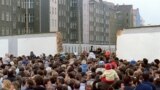 Тысячи жителей Восточного Берлина возле Стены 11 ноября 1989