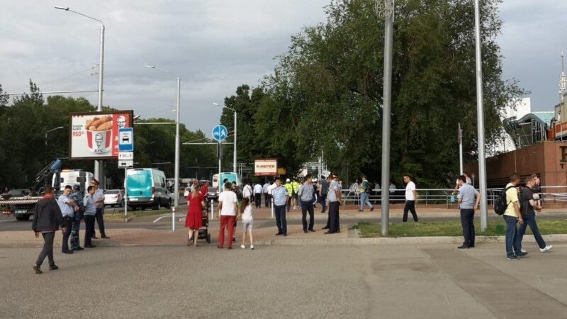 В Алматы у Центрального стадиона задержаны десятки человек