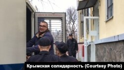 Наріман Мемедемінов біля будівлі суду в Сімферополі, архівне фото