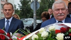 Fostul președinte Lech Walesa și premierul Donald Tusk depunînd ieri o jerbă de la comemorarea de la Gdansk
