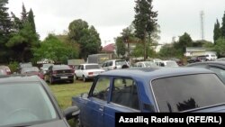 Sürücülər İrandan gələn sərnişinləri gözləyirlər, mart 2019