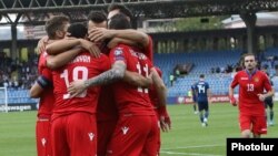Футболисты национальной сборной Армении празднуют успех в матче против Боснии и Герцеговины, Ереван, 8 сентября 2019 г.