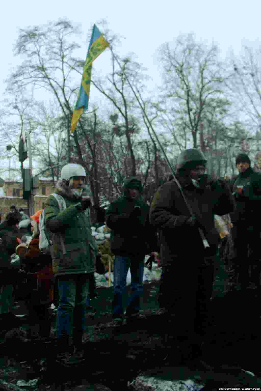 Протестующие пьют чай на баррикадах. Его раздают волонтеры, которые регулярно подносят не только горячие напитки, но и еду