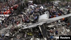 Более 110 человек погиблои в Индонезии при падении военного самолета на город 