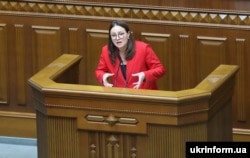 На той час призначена першим віцепремʼєр-міністром – міністром економіки України Юлія Свириденко на засіданні Верховної Ради. Київ, 4 листопада 2021 року. Назагал керівники уряду мало звітують в парламенті, а більше звітують президентові. Це критикує опозиція