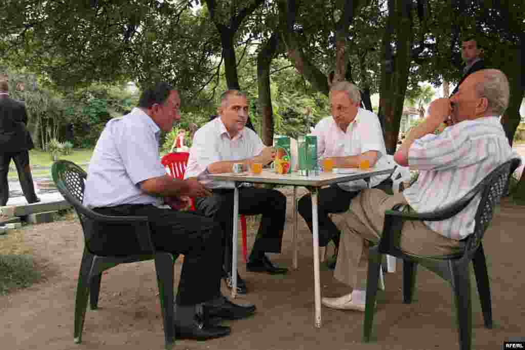 Президент Багапш в кафе на набережной