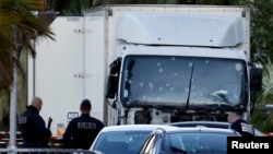Ֆրանսիա - Ոստիկանները բեռնատարի մոտ, որով իրականացվել է Նիսի ահաբեկչական հարձակումը, 15-ը հուլիսի, 2016թ․