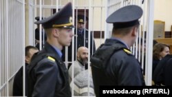 Суд над групай ашмянскіх мытнікаў, якіх вінавацяць у хабары. Адзін з абвінавачаных - Алесь Юркойцьь, вядомы краязнаўца, прапагандыст беларускай мовы.