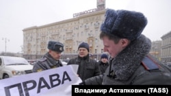 Лидер партии «Яблоко» Сергей Митрохин во время пикета в защиту прав собственников земельных участков в поселке «Речник»
