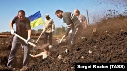 На границе с Россией украинские добровольцы роют рвы и окопы