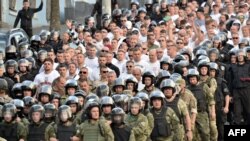 Poliția ucraineană escortînd fanii echipei FC Legia Varșovia după un meci la Kiev