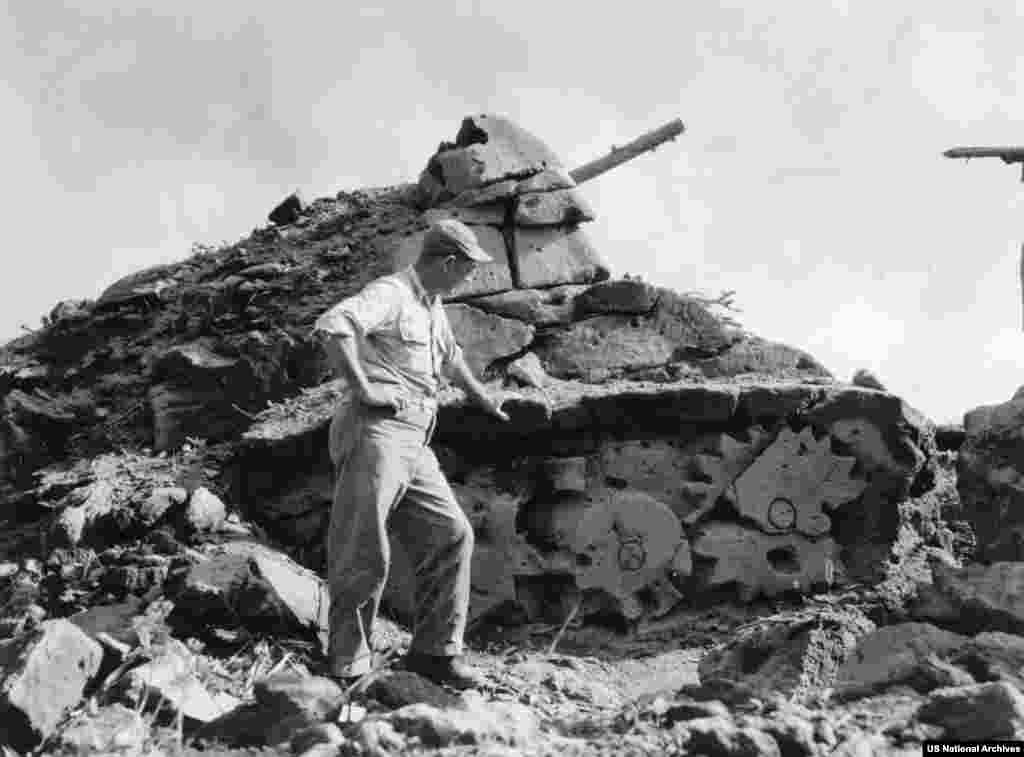 Муляж танка, сделанный из вулканического камня, на острове Иво-Джима, 1945 год. Война уже почти заканчивается.&nbsp;