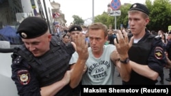 На шествии задерживают Алексея Навального