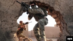 Австралийские солдаты патрулируют местность в провинции Урузган, Афганистан. 