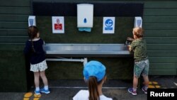 Marea Britanie: mai mulți copii care păstrează distanța și se spală pe mâini la una dintre școlile care s-a redeschis