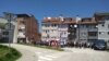 Okupljeni građani Novog Pazara ispred bolnice tokom posjete premijerke Srbije Ane Brnabić i ministra zdravlja Zlatibora Lončana, 30. juni 2020. 