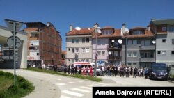 Okupljeni građani Novog Pazara ispred bolnice tokom posjete premijerke Srbije Ane Brnabić i ministra zdravlja Zlatibora Lončana, 30. juni 2020. 
