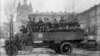 Червоногвардійці біля будівлі Смольного інституту, який був обраний Володимиром Леніним як більшовицький штаб. Жовтень, 1917 рік