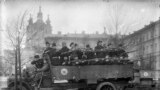 Красная гвардия около Смольного собора в октябре 1917 года