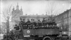 Красная гвардия около Смольного собора в октябре 1917 года