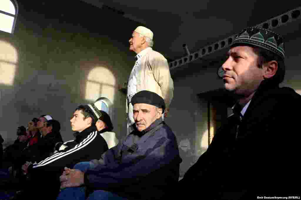 Среди собравшихся были люди разного возраста.