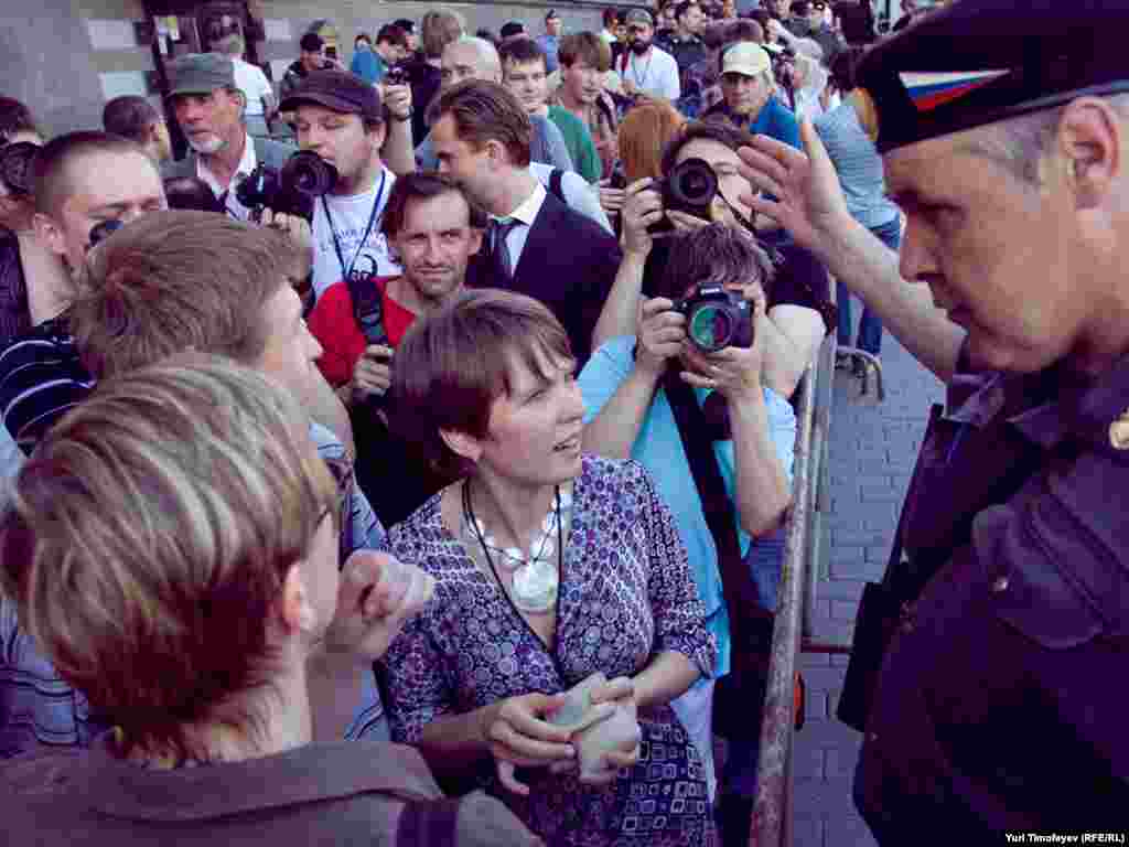 Другой милиционер объясняет Евгении Чириковой, что нужно быстро уйти с площади