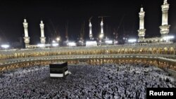 Pelegrinët myslimanë luten para Xhamisë së Madhe në Mekë (23 tetor 2012)