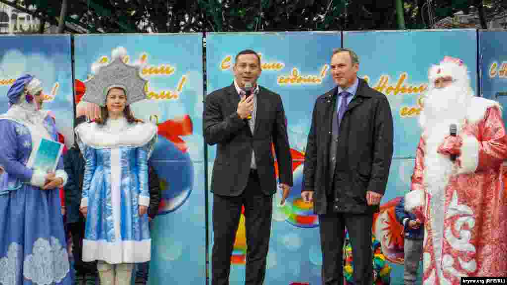 На відкриття новорічної ялинки прийшли і представники влади &ndash; російські голова міської адміністрації Олексій Челпанов (ліворуч) і заступник голови міської ради Олександр Болховітов (праворуч)