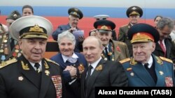 Путин бо собиқадорони Ҷанги Дувуми Ҷаҳонӣ. Акс аз бойгонӣ.