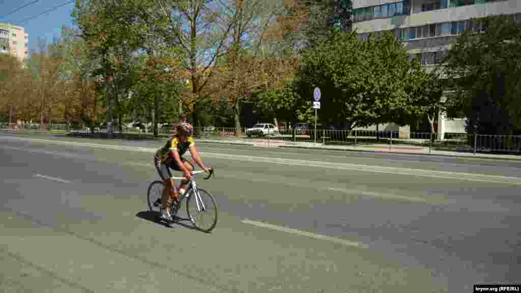 Велосипедист у спеціальному одязі для велосипедного спорту на проспекті Генерала Острякова в Севастополі, серпень 2020 року