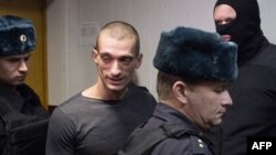 Петр Павленский в зале суда, 10 ноября 2015