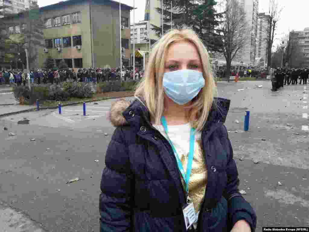 BiH: Maja Nikolić na snimanju sa maskom zbog suzavca koje je policija koristila na protestima u februaru 2014.