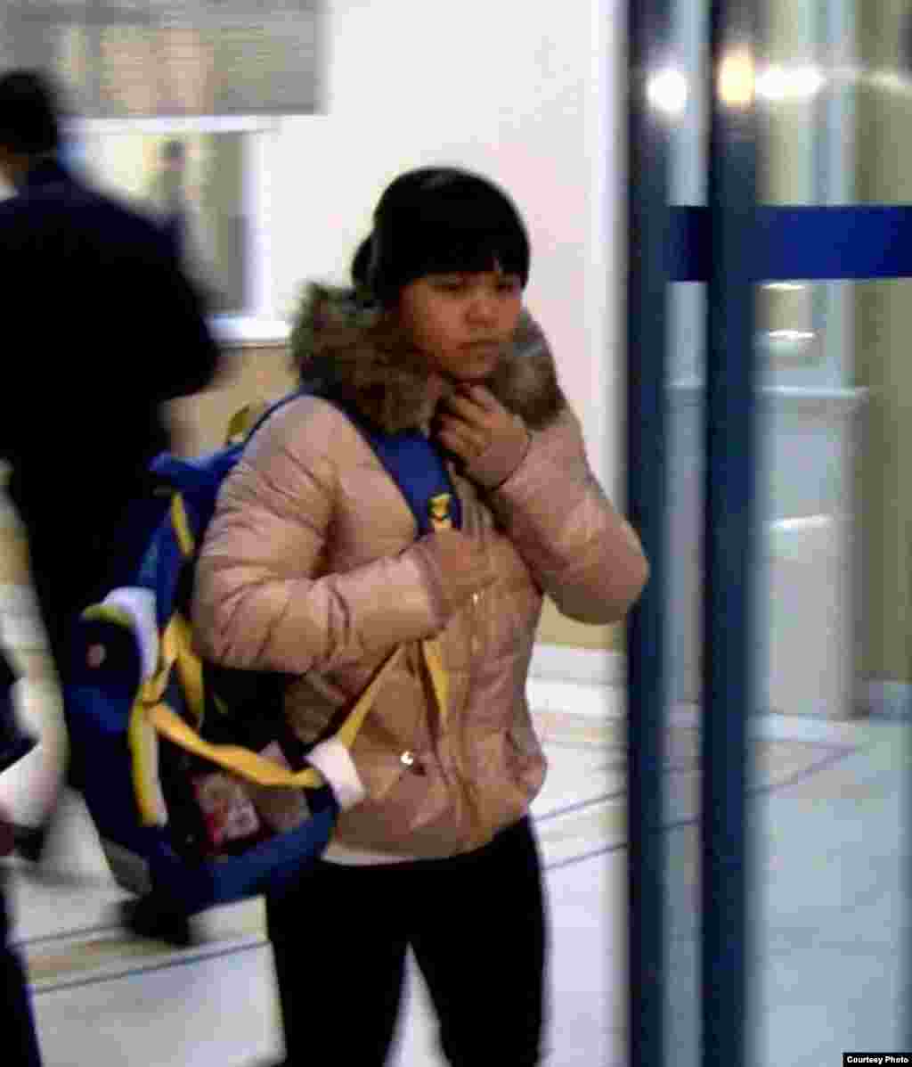 Чемпионка Лондонской Олимпиады Зульфия Чиншанло не сказала ни слова в аэропорту Алматы на вопросы о слухах, что «она меняет казахстанское гражданство на китайское». Алматы, 27 октября 2012 года.
