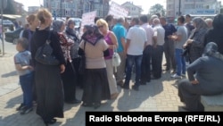 Архивска фотографија: Протест на ученици и родители од село Подгорци пред општина Струга.