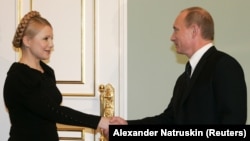 Останній газовий контракт між Україною і Росією підписали глави урядів Юлія Тимошенко та Володимир Путін. Москва. 17 січня 2009 року