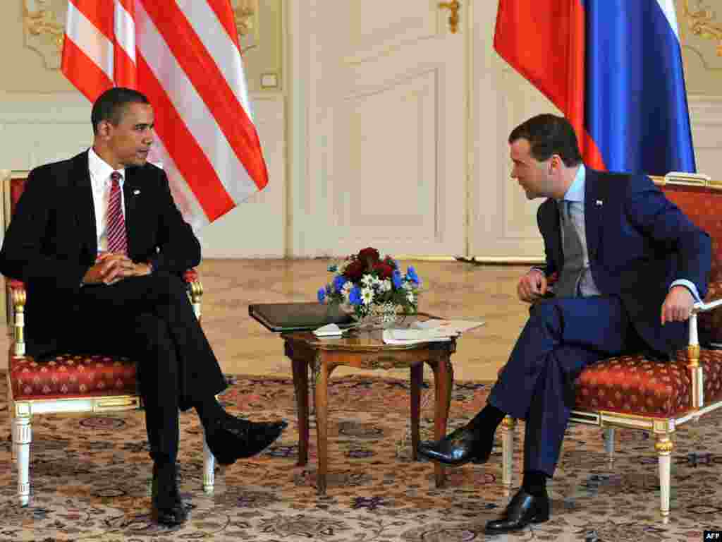 دمیتری مدودف (راست)، رییس جمهور روسیه و باراک اوباما، رییس جمهور آمریکا