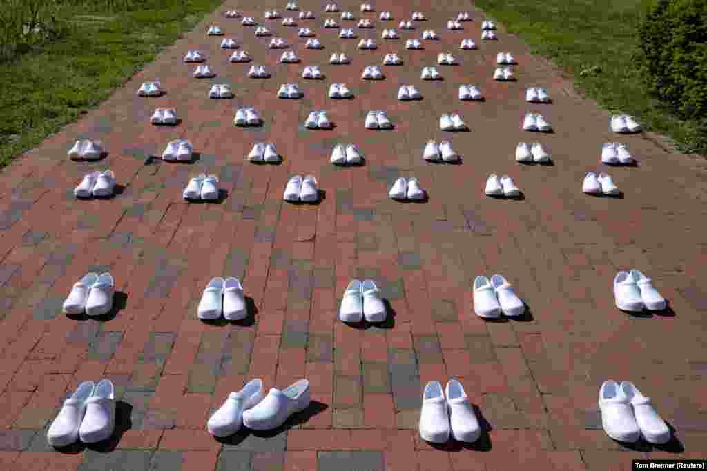 7 травня у столиці США Вашингтоні виставили білі капці, що символізують американських медсестер та інших медичних працівників, які померли від коронавірусу